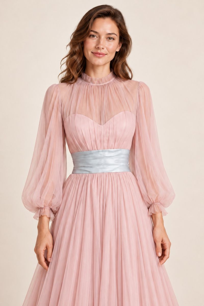 Front neckline and waist detail